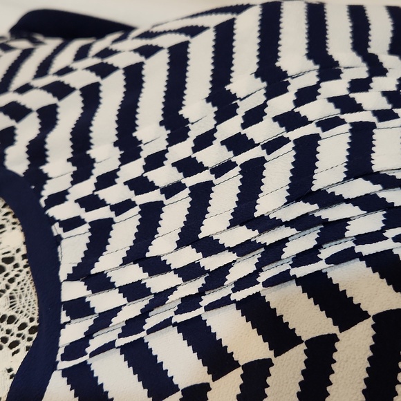 Antilia Femme chevron print cap sleeve top/blouse - Picture 3 of 9